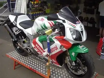 Flitsaanbieding R&G - CRASH PROTECTOR, WHITE - Protectors - Geschikt voor Honda VTR 1000 SP1